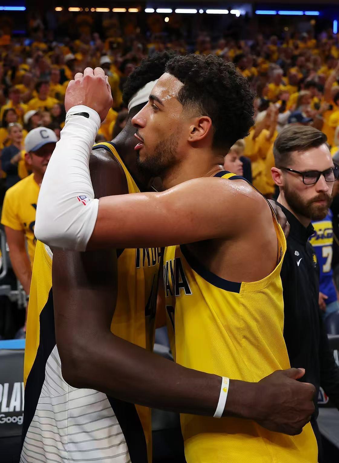 败北引发热议！，西亚卡姆在湖人比赛中败北比赛高潮迭起的简单介绍